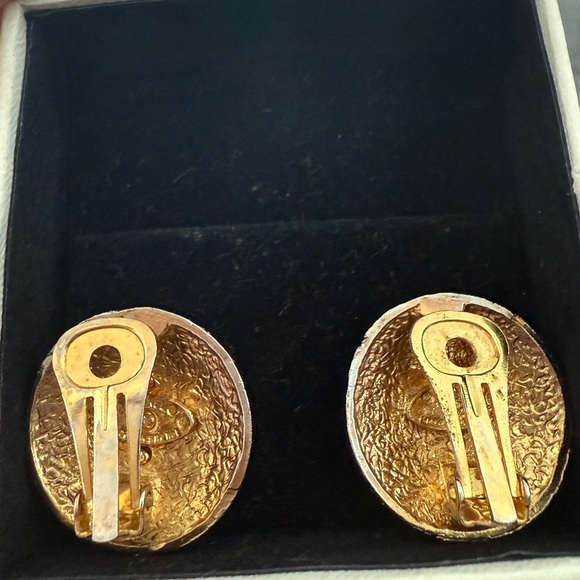 Chanel Authentic Vintage round CC Logo Clip On Earrings - Picture 4 of 9
